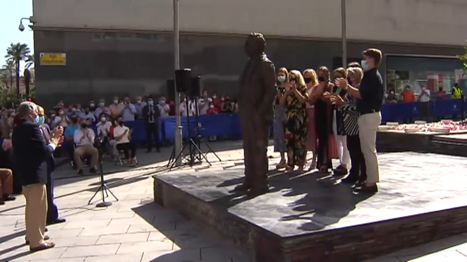 Momento de la inauguración de la escultura.