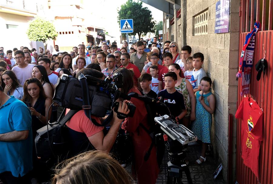 icionados del Extremadura UD se han concentrado esta tarde ante la puerta 19 del estadio Francisco de la Hera para homenajear a su jugador José Antonio Reyes, fallecido en accidente de trafico, que portaba en su camiseta esta mismo número. EFE/Gloria Casares