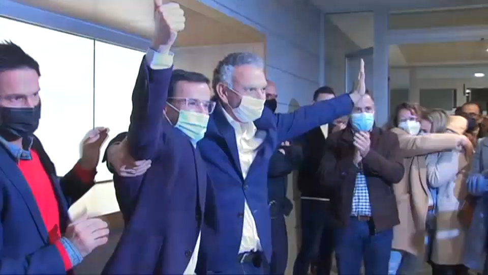 José Luis Quintana y Miguel Ángel Gallardo festejan la victoria