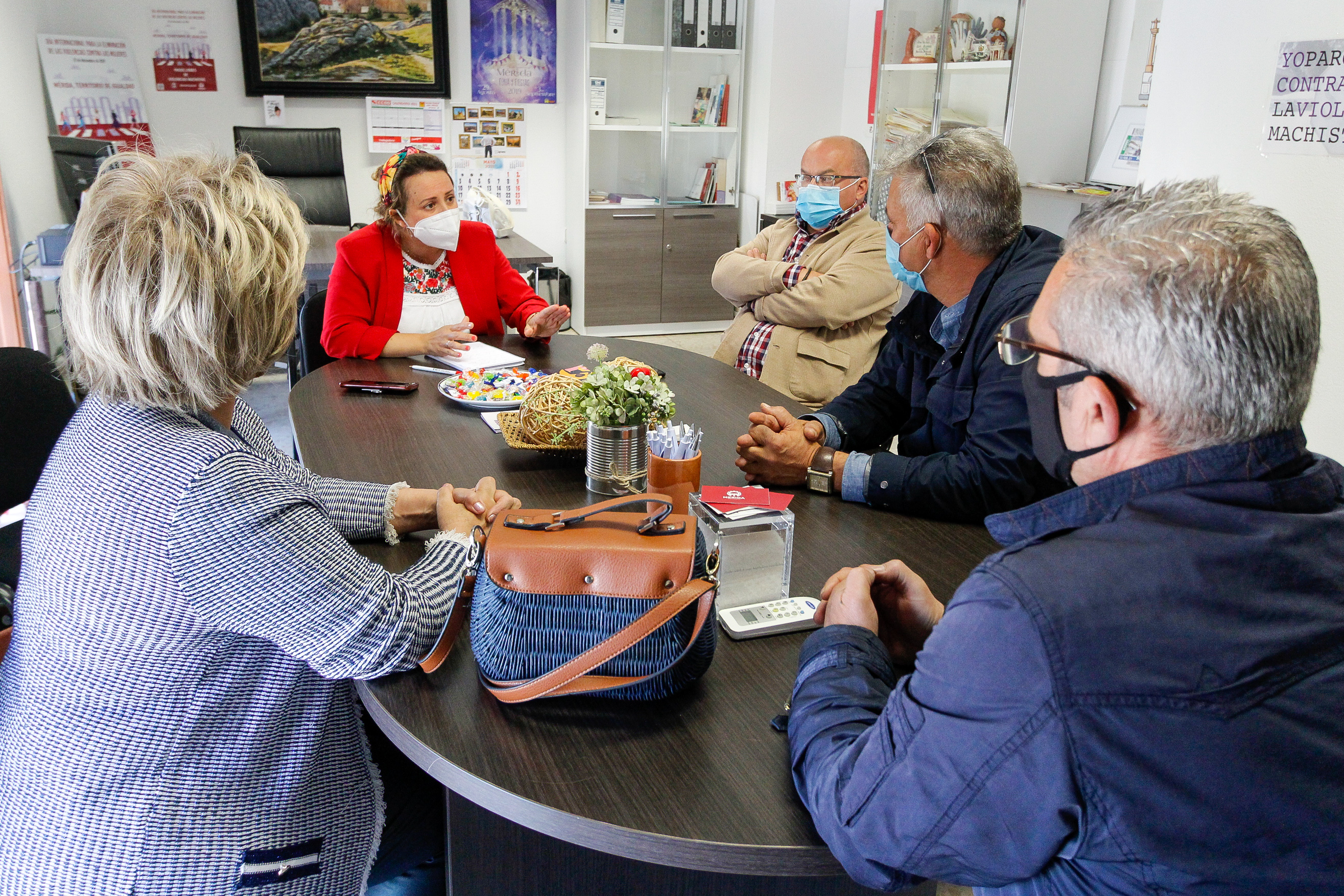 Reunión de Ana Aragoneses con el colectivo de feriantes