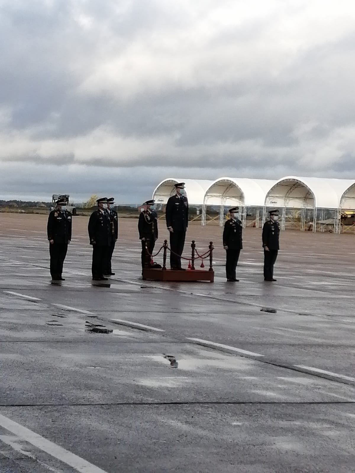 Felipe VI pasa revista a la escuadrilla de honores 