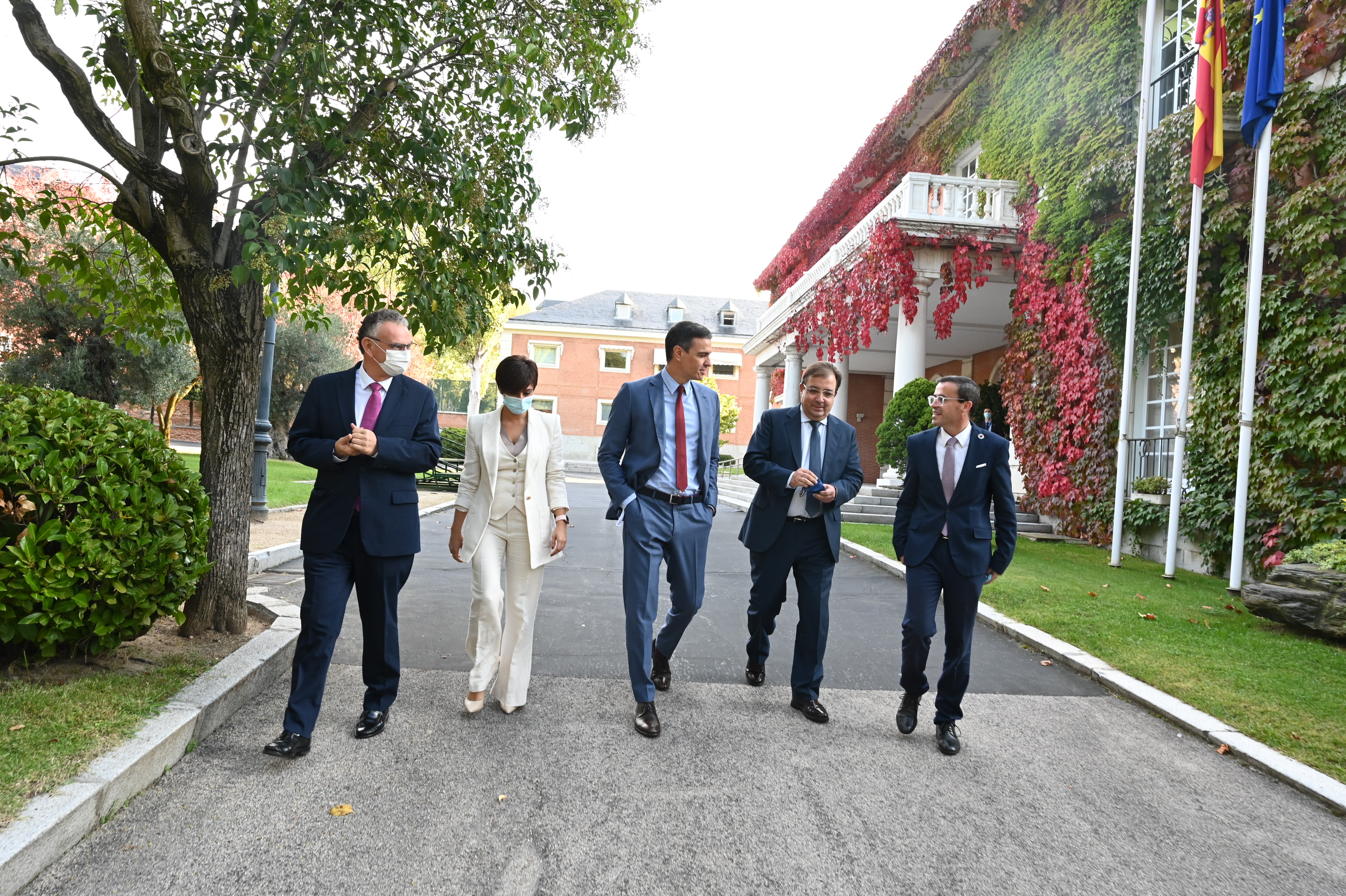 Los alcaldes de Don Benito y Villanueva de la Serena, junto al presidente de la Junta, la ministra de Política Territorial y el presidente del Gobierno