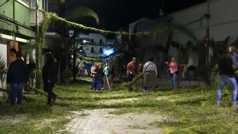 Vecinos enramando las calles por donde pasa la procesión