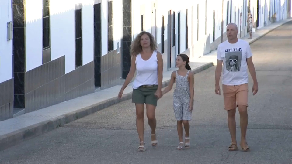 Jordi, paseando por Táliga junto a su familia