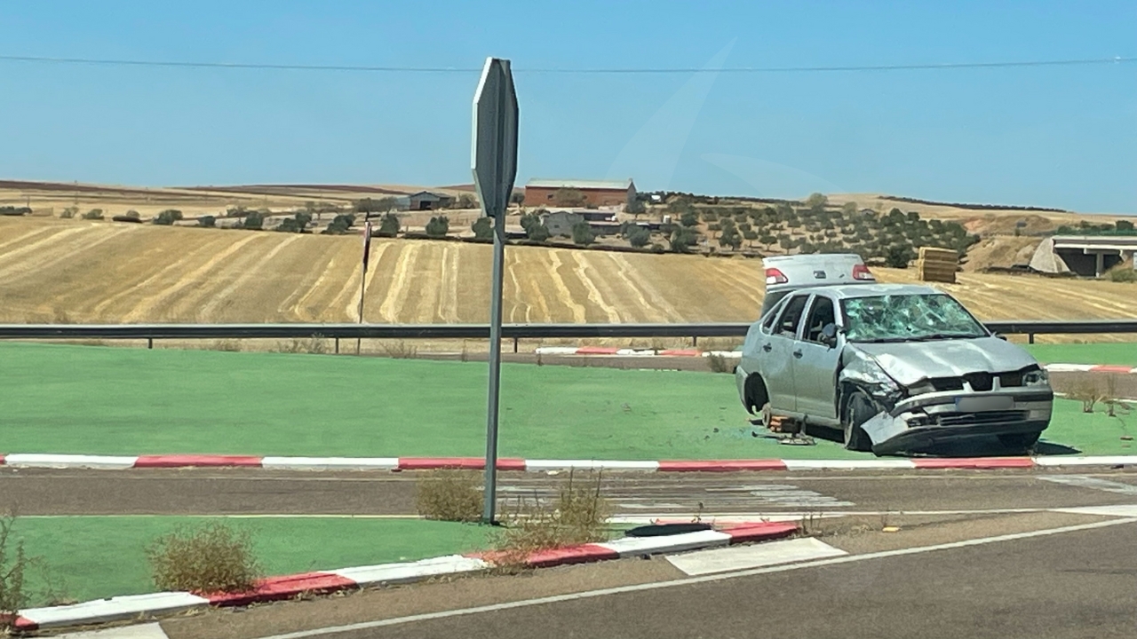 20 días con un coche abandonado en un cruce cerca de La Haba