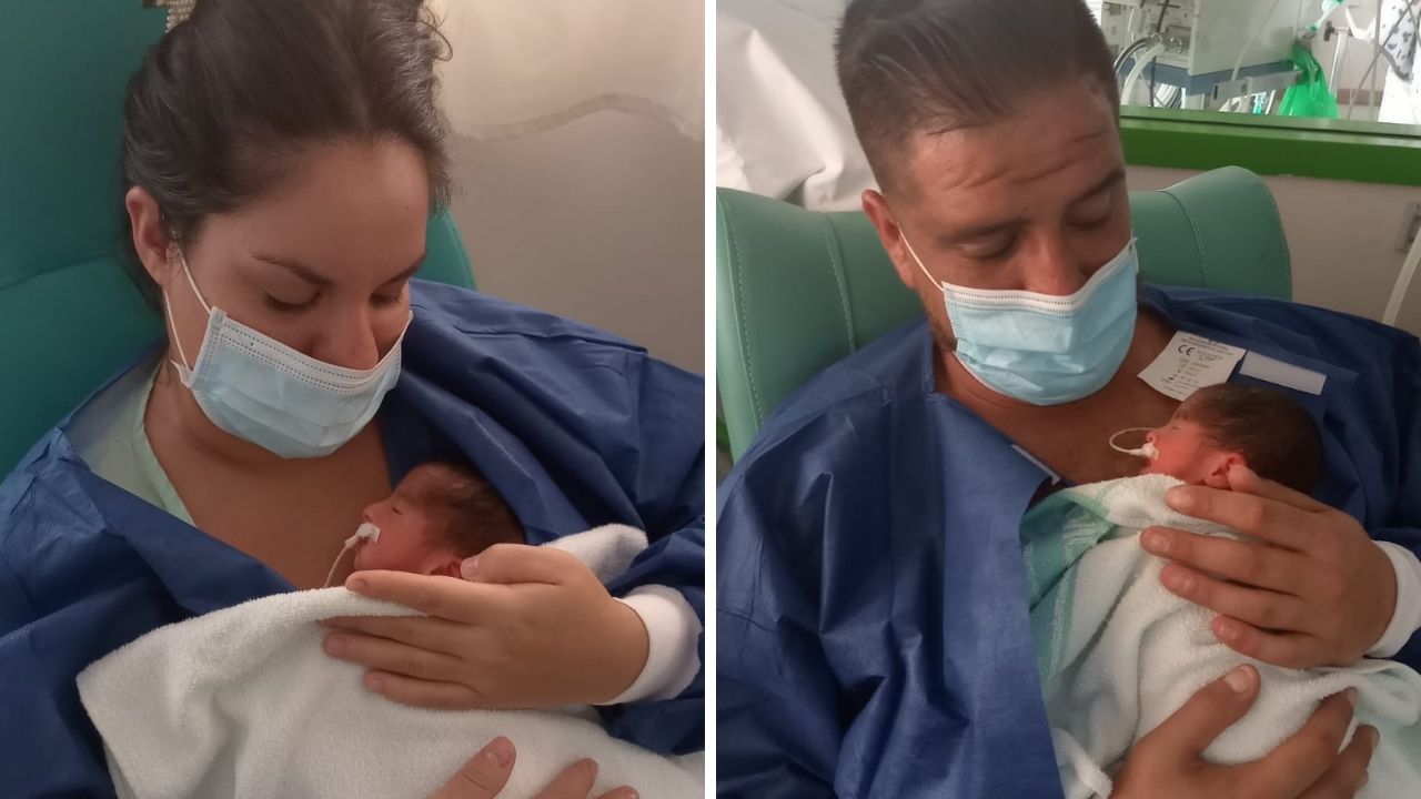 Yisel y Cristóbal abrazan a sus hijas nacidas prematuramente