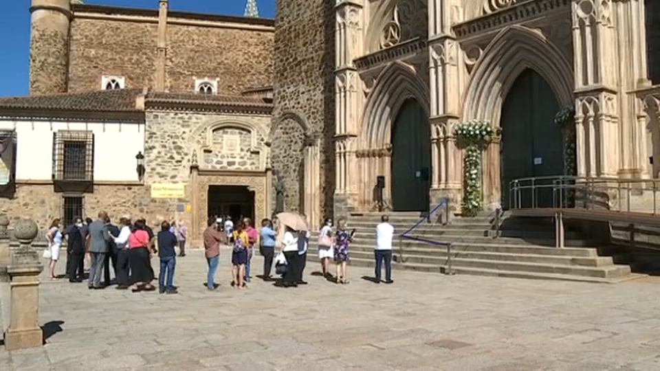 Personas en el exterior del monasterio de Guadalupe