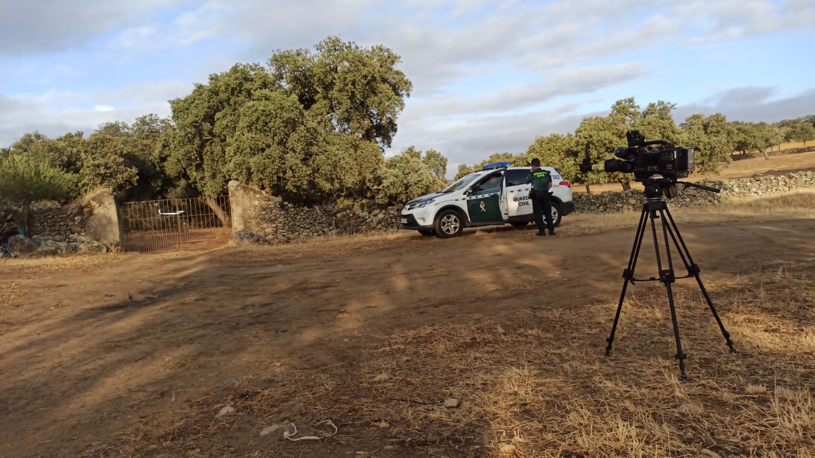 La Guardia Civil vigila la entrada a la finca donde ayer se hallaron "restos óseos"