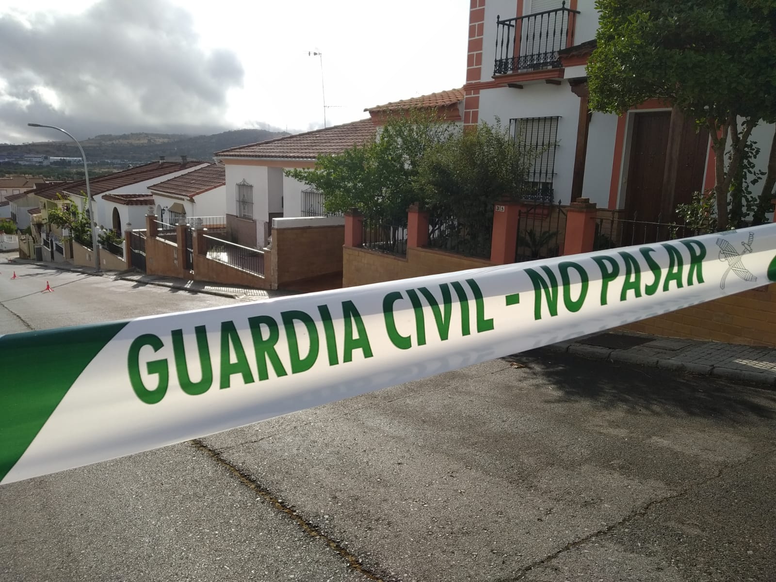 La calle del detenido, precintada por la Guardia Civil