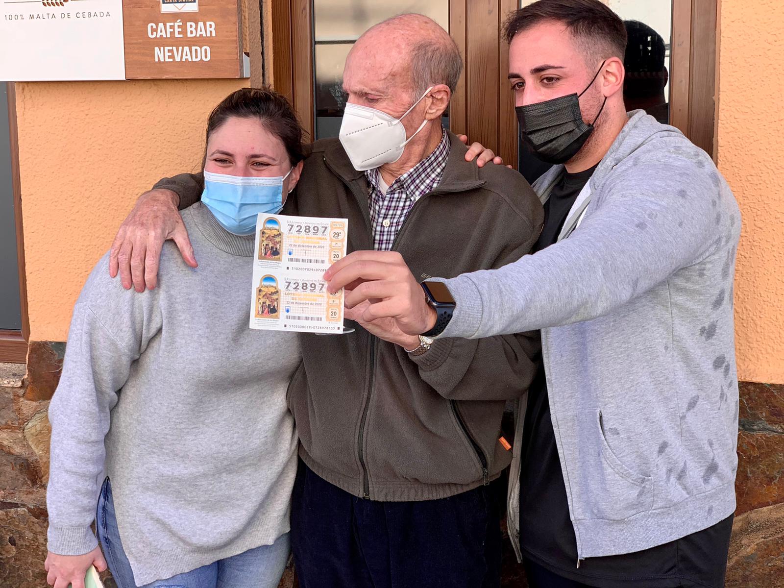 Manuel, celebrando el Gordo con su familia