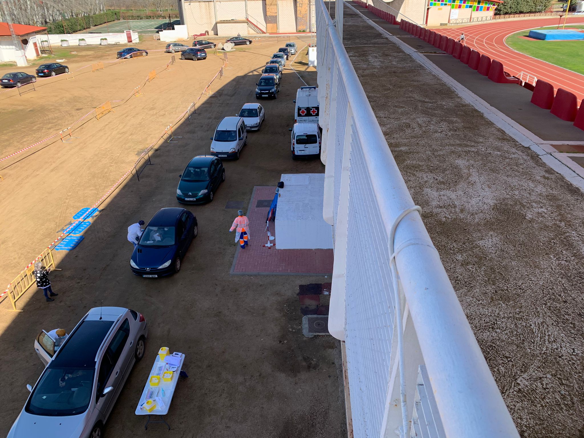 Coches haciendo cola para vacunarse en Villafranca de los Barros