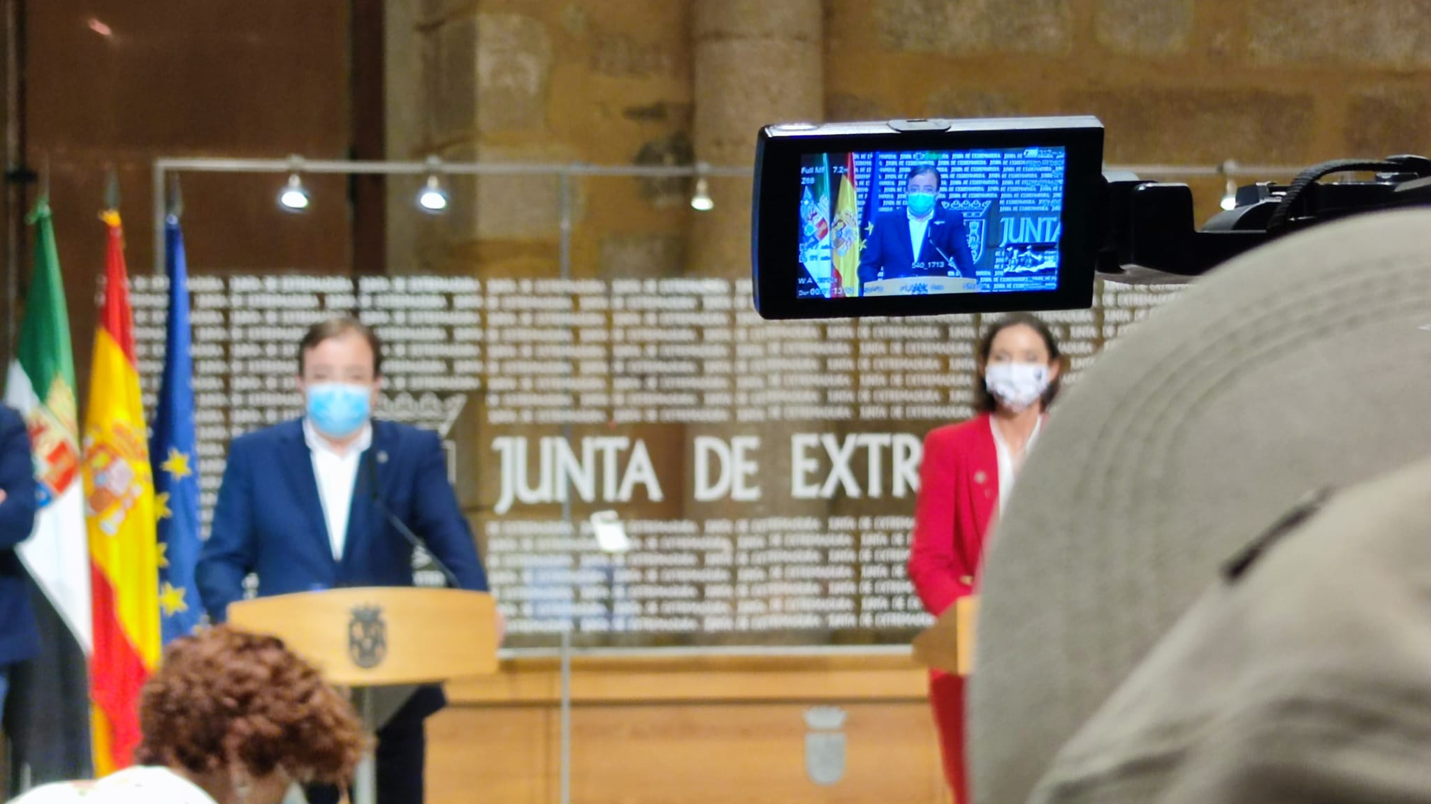 Guillermo Fernández Vara junto a la ministra de Industria, Reyes Maroto