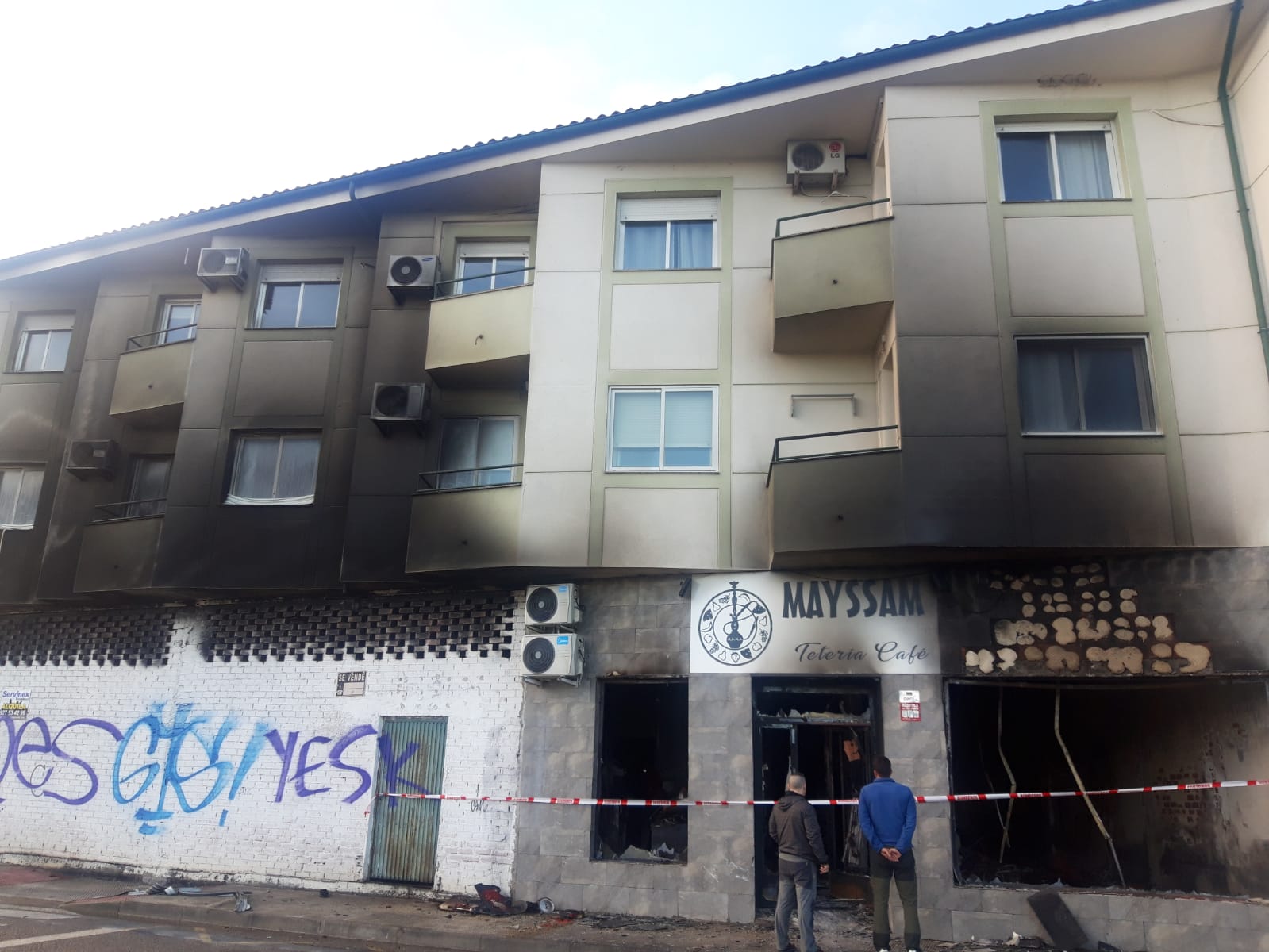 Interior del bar calcinado y los daños en el edificio desalojado