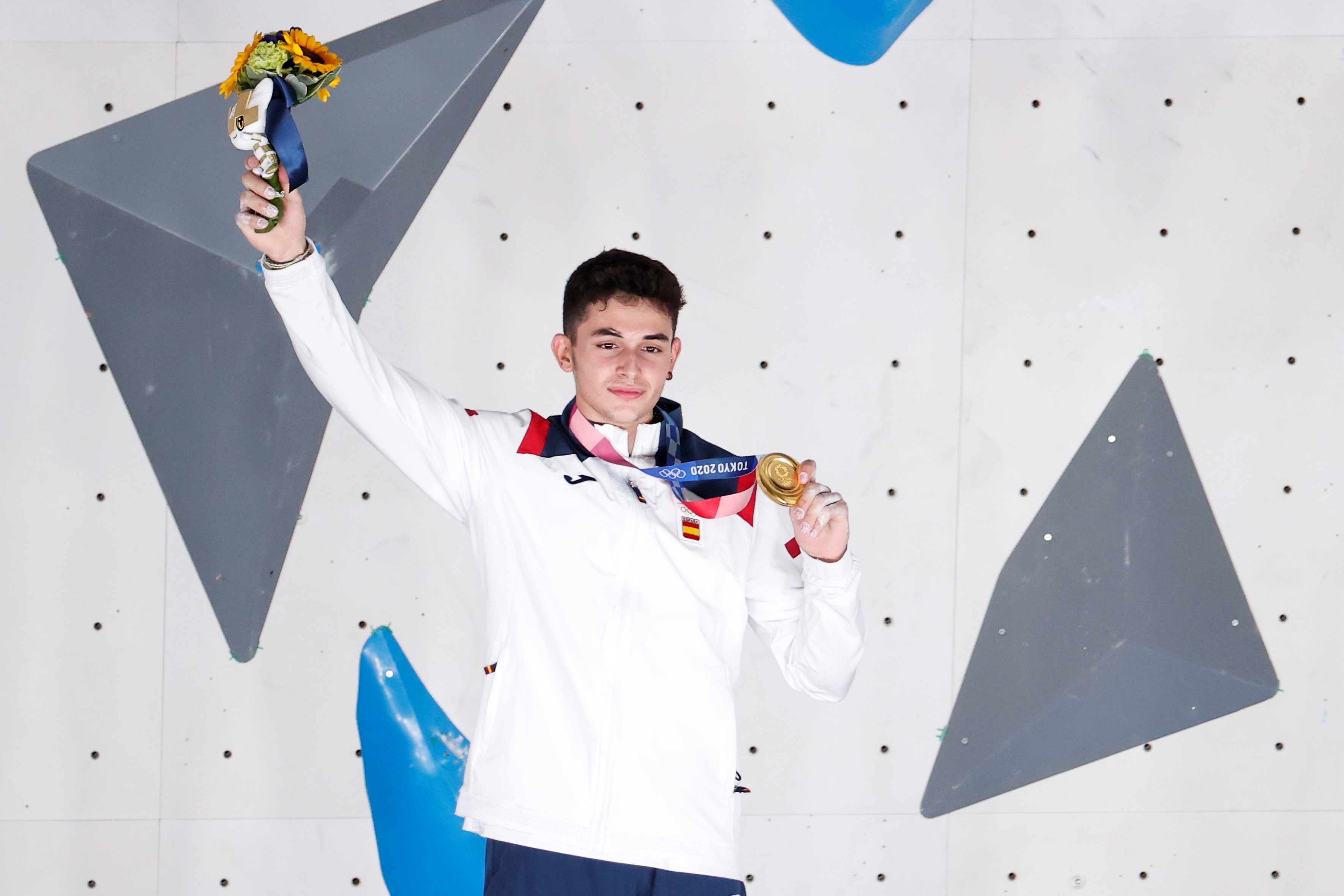 Alberto Ginés en el podio con su medalla de oro