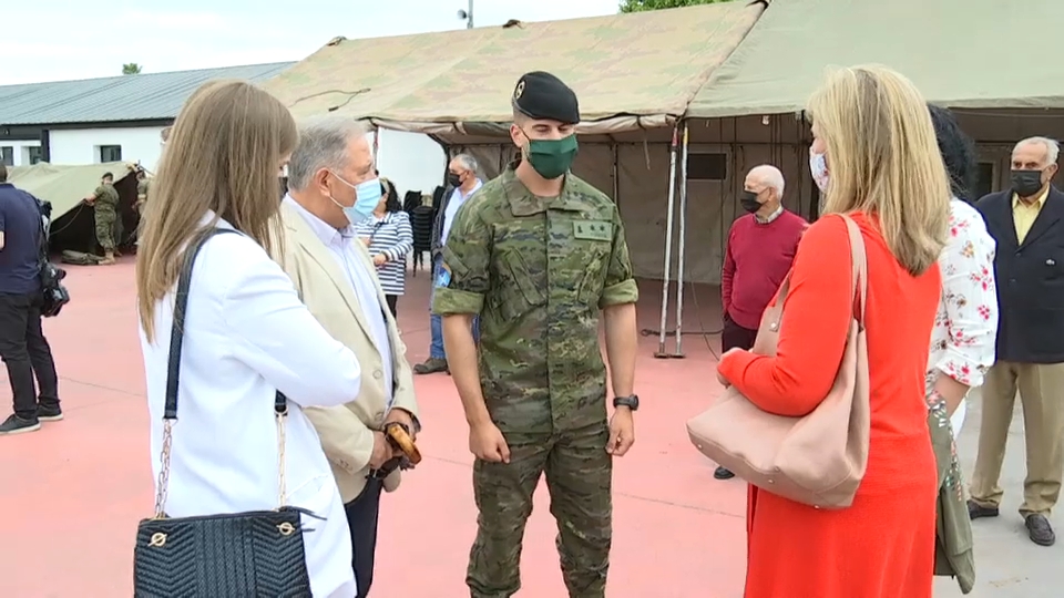 Uno de los militares con su familia en el acto de despedida de hoy 