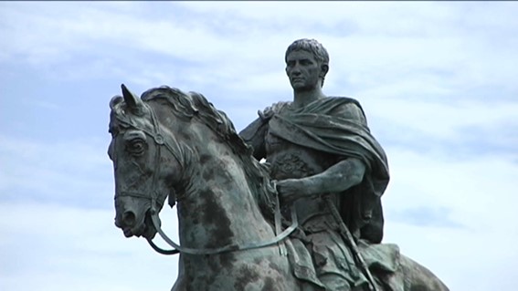 Augusto a caballo en la rotonda del Polígono Cepansa, en Mérida