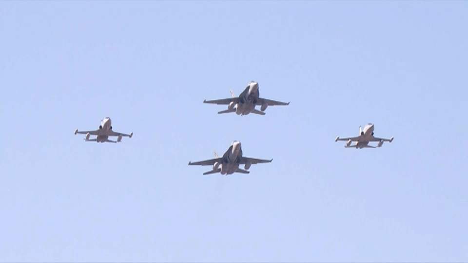 Aviones desfile Fuerzas Armadas