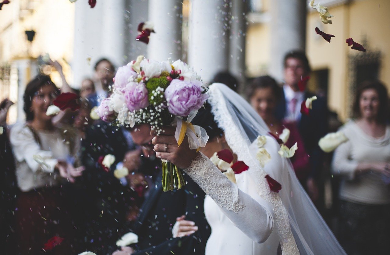 Un matrimonio recién casado sale de la iglesia