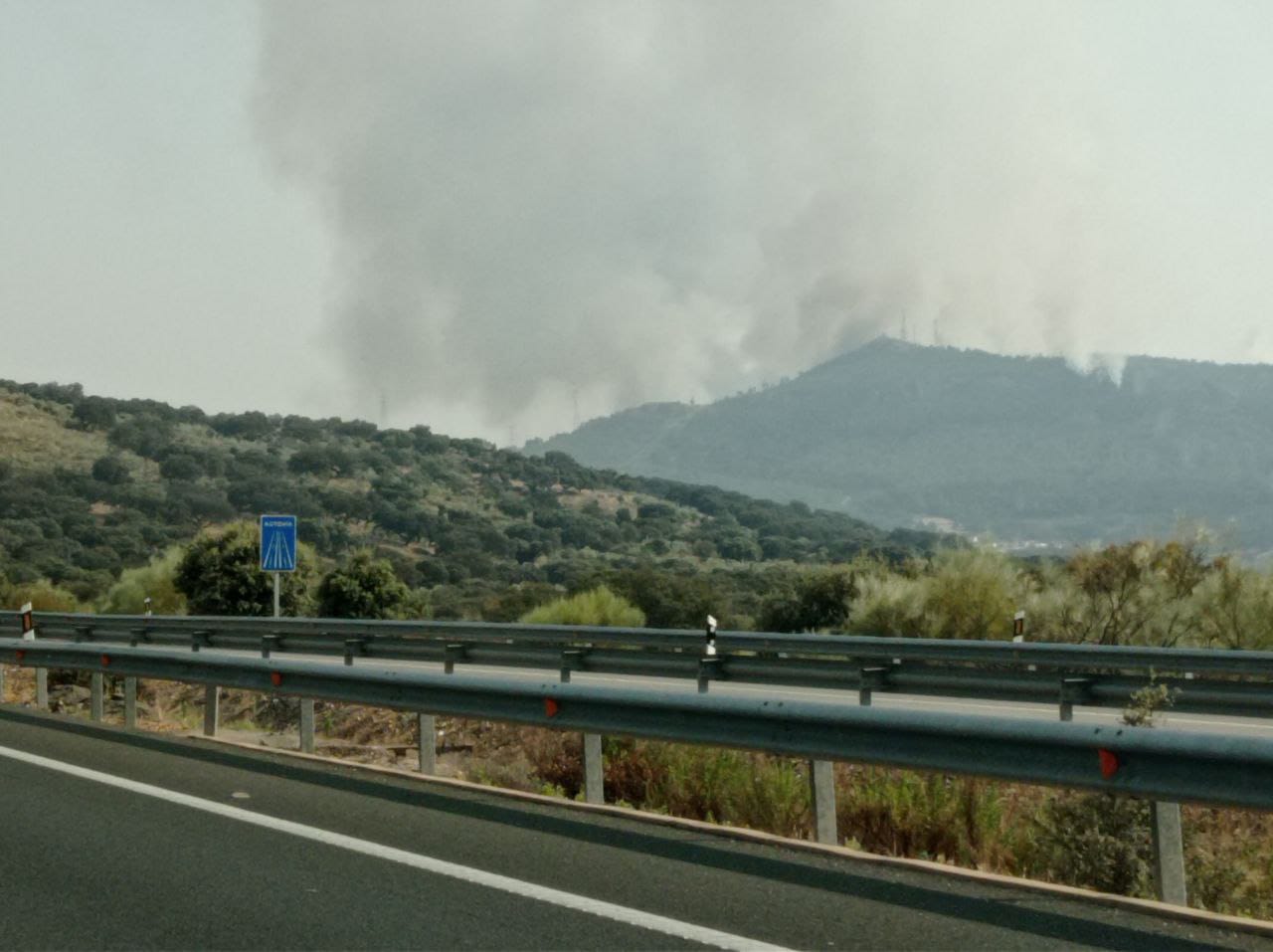 El incendio de Casas de Miravete, desde la autovía A-5