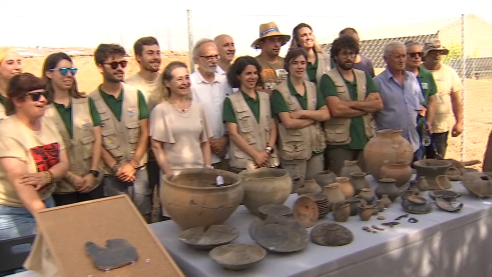 El equipo de arqueólogos posa ante los nuevos descubrimientos en el Turuñuelo