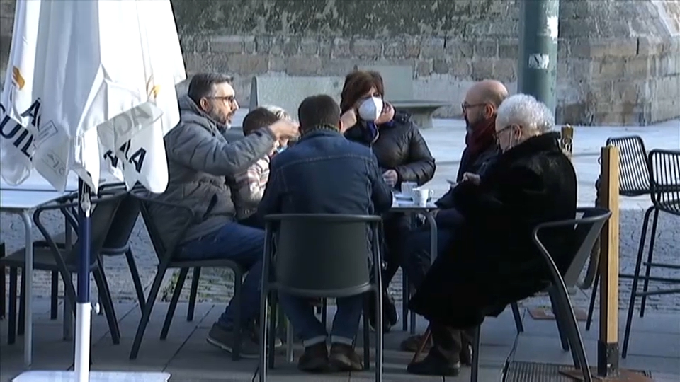 Pacenses en una terraza tomando café