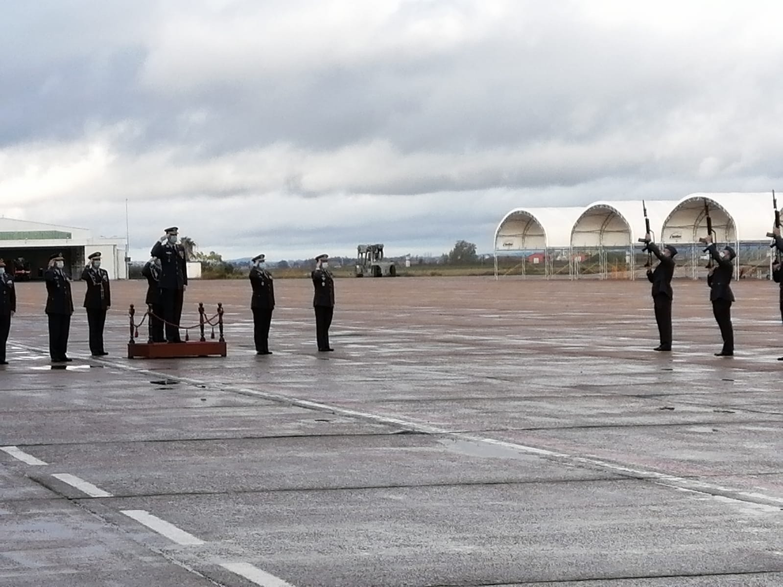 Felipe VI pasa revista a la escuadrilla de honores 