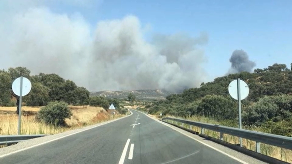 Columnas de humo del incendio en Puebla del Maestre