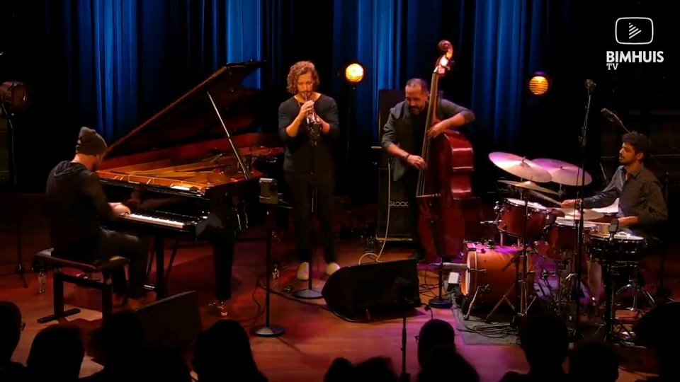 En esta edición se ofrecerán varios conciertos en el auditorio de la Fundación Caja Badajoz. El primero en subirse a ese escenario de la será el pianista Shai Maestro. "Para nosotros es un lujo abrir con él. Será a las 9 de la noche el miércoles y con entrada gratuita" señal Javier Alcántara, codirector del festival.  Como en años anteriores el escenario principal será el del Teatro López de Ayala que acogerá interpretaciones de la talla de Soul Chemistry, el trompetista y compositor Dave Douglas o el saxofonista Bill Evan. En total serán once conciertos, cuatro de ellos internacionales, el resto serán artistas extremeños.    Tampoco faltarán las actividades paralelas como las 'jam sessions', talleres o las catas."Hacemos una cata para recordar que el vermut puede ser de vino y jazz" afirma Pablo Romero, el otro codirector del certamen.  Un festival que es mucho mas que música y que bañará de jazz las calles de Badajoz