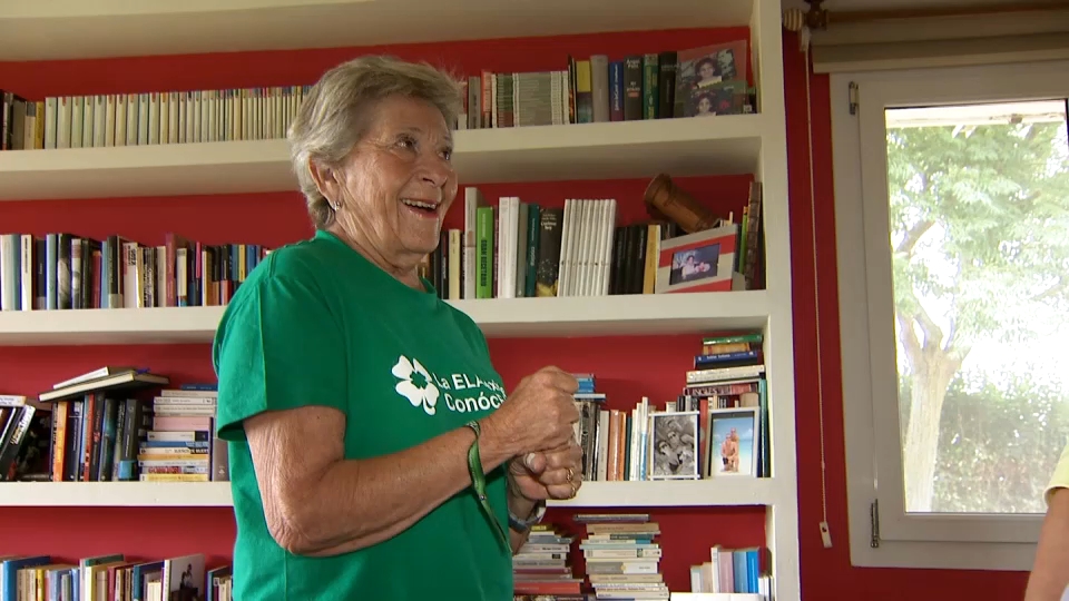 Lola, siempre sonriente, nos recibe en su casa de Mérida