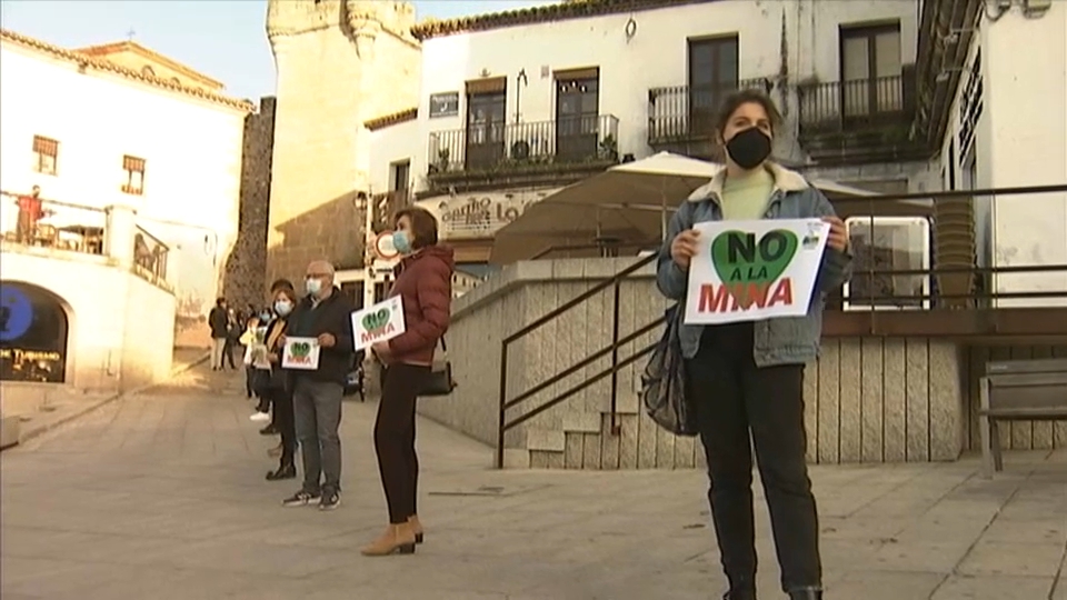 Cadena humana a su paso por la plaza mayor.