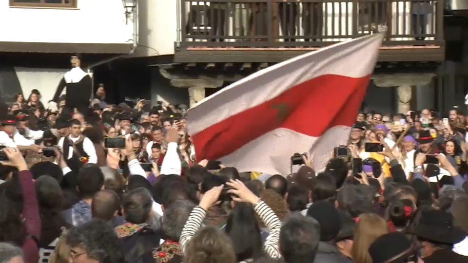 Día histórico en en Villanueva de la Vera: Las mujeres "juran bandera"