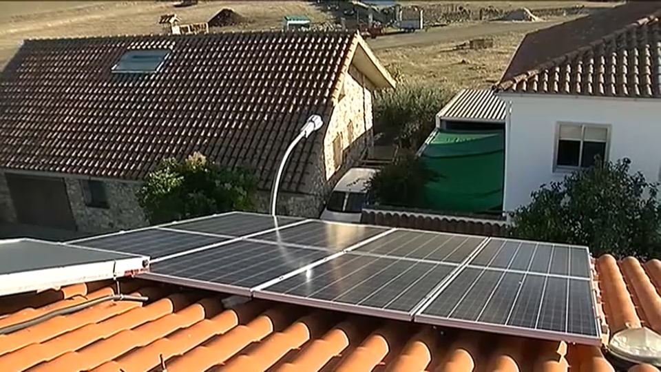 Placa solar en una casa particular