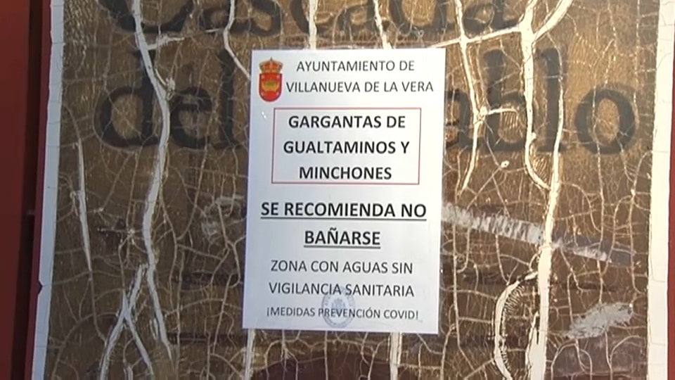 Cartel informativo a la entrada de la 'cascada del diablo' recomendando no bañarse