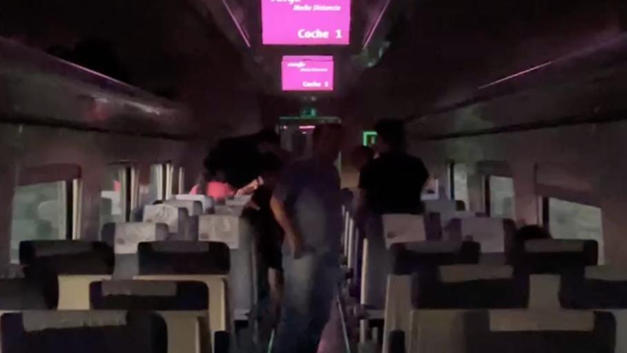 Imagen del interior del tren averiado y sin electricidad por una avería