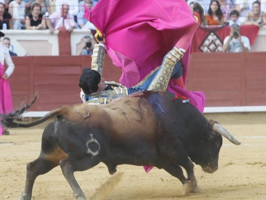 Cogida de Miguel Ángel Perera en Cuenca