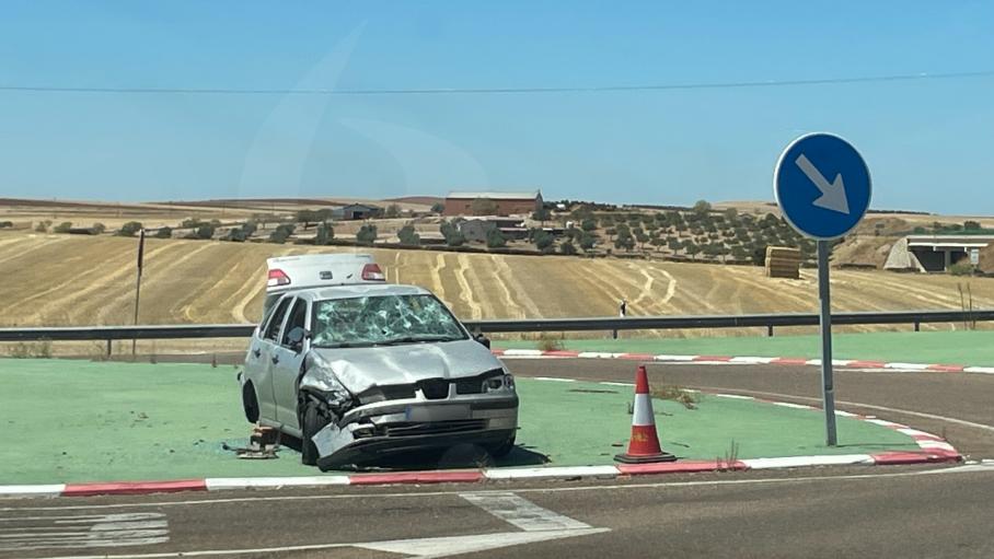 Estado en el que se encuentra el vehículo tras ser abandonado y vandalizado en el cruce de La Haba