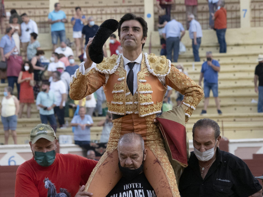 El diestro Miguel Ángel Perera sale por la puerta grande tras cortar dos orejas a su segundo toro en el primer festejo taurino de la Feria y Fiestas San Julián 2021, hoy sábado en Cuenca.