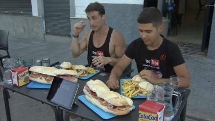 El reto de comer un bocadillo gigante en Burguillos del Cerro