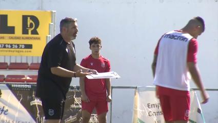 Juan García entrenando al Llerenense