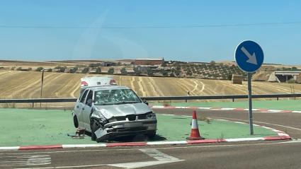 Estado en el que se encuentra el vehículo tras ser abandonado y vandalizado en el cruce de La Haba