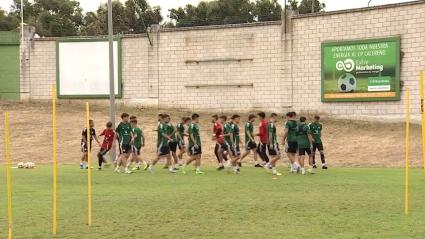 Plantilla del Cacereño entrenando en el Príncipe Felipe