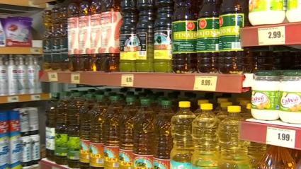 Aceite de oliva en el lineal de un supermercado