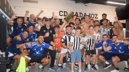 Los jugadores del CD Badajoz celebran su última victoria en El Vivero ante el Arroyo.