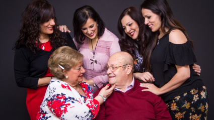 Jose e Isabel con sus cuatro hijas 