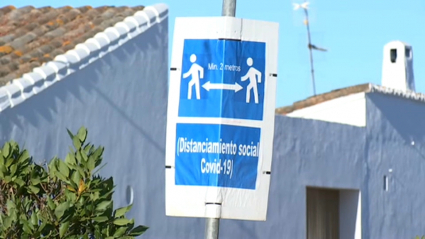 Cartel en las calles de Sagrajas en el que se recuerda mantener la distancia de dos metros