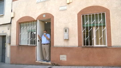 Uno de los fieles a las puertas de la mezquita