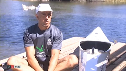 Juan Valle es entrevistado durante un entrenamiento en el río Guadiana a su paso por Mérida