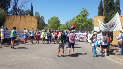 Ecologistas en Acción se manifiesta a las puertas del complejo turístico Isla de Valdecañas