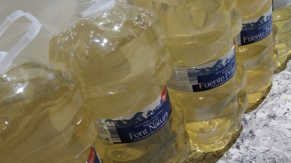 Garrafas con agua turbia recolectada en Cáceres