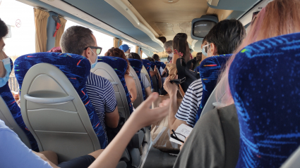 Imagen del autobus, sin plazas libres, en el que han sido trasladados los pasajeros del tren